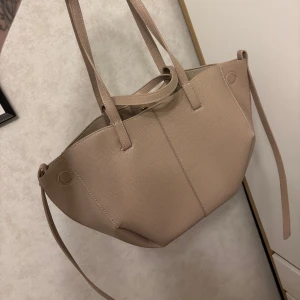 Handväska  - Kommer med dustbag, inte äkta läder. Men jättefin på och i bra skick! 