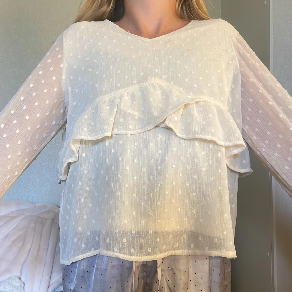 Vit prickig blus med volang