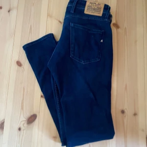 Blå replay jeans - Replay jeans. Aldrig använda bara provade. Storlek 34/34 jätte fint skick.