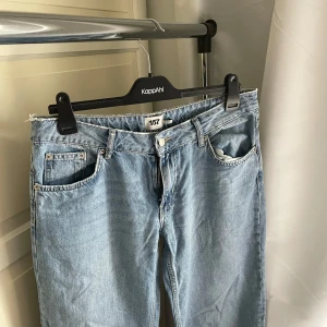 Ljusblå raka jeans från 157 - Säljer ett par ljusblå jeans från 157 med klassisk femficksdesign och raka ben. Jeansen har normal passform, bälteshällor och dragkedja med knapp framtill. Perfekt för dig som gillar en enkel och clean look med lite retrovibe.
