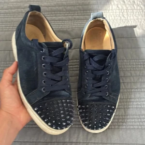 Christian Louboutin - Säljer ett par blåa sneakers från Christian Louboutin. Nypris 10000 mitt pris 3000 Garanterar äktahet✅Size 40 passar mer som 41. Rengör innan de skickas. Skriv gärna vid funderingar👍Byten kan vara intressant!