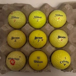 Golfbollar  - Bilderna visar ett set med gula golfbollar från olika märken som Titleist, Srixon, Wilson och Callaway. Perfekt för dig som vill ha färgglada bollar till golfbanan! Bollarna är placerade i en äggkartong och passar både nybörjare och erfarna golfare.
