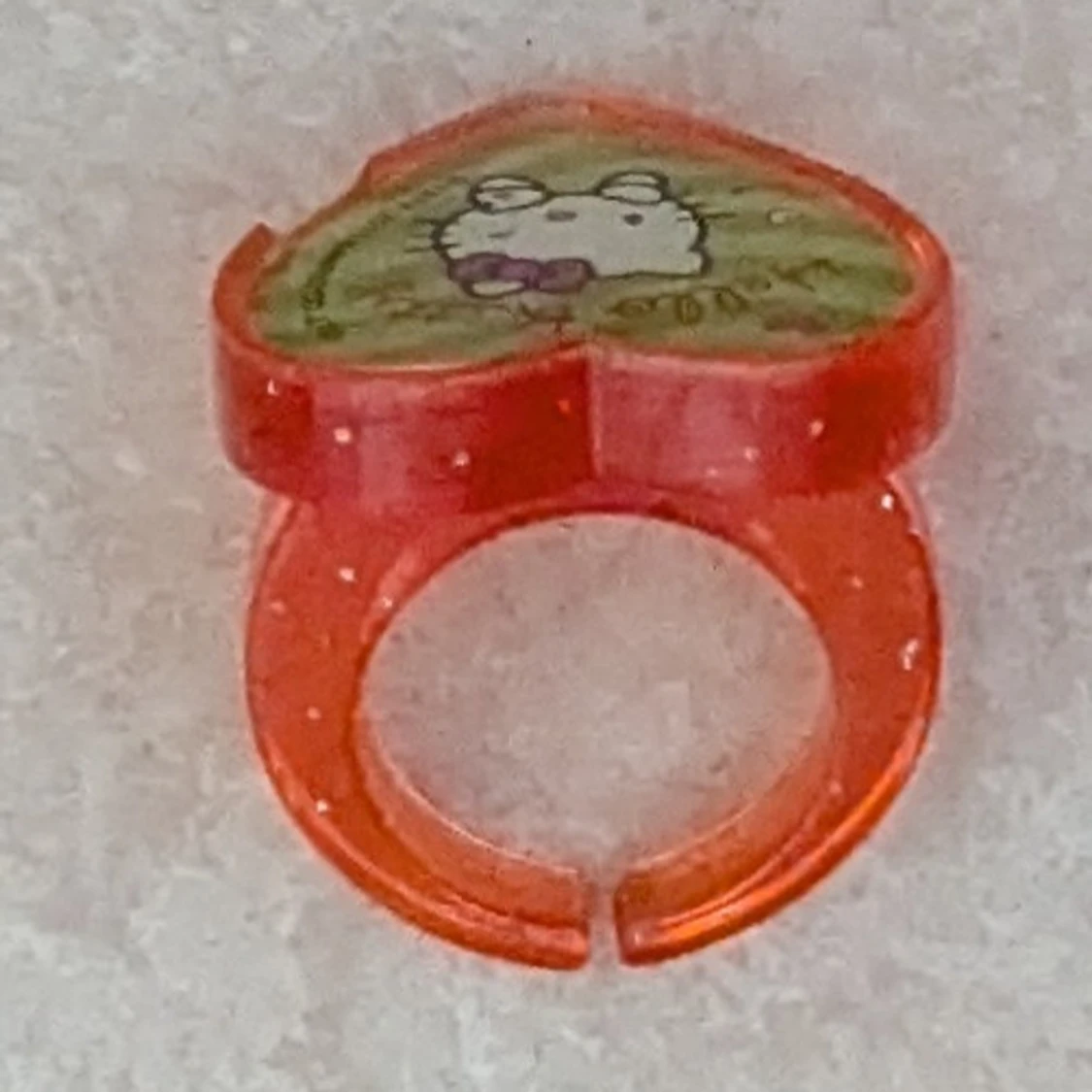 Hello Kitty hjärtring i plast - 1