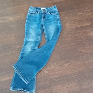 Blå jeans från Lindex med raka ben - Snygga blå jeans från Lindex med klassisk femficksdesign och raka ben. Jeansen har normal passform och är tillverkade i slitstarkt denimtyg med ljusare tvättade partier. Perfekta för dig som gillar en enkel och tidlös stil.