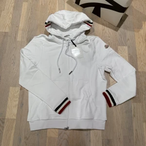 Vit moncler zip hoodie - Säljer denna riktigt feta moncler zip Hoodien i nyskick med tags kvar. Inga defekter. Storlek L men passar även M. Fraktas samma dag. Pris kan diskuteras vid snabb affär