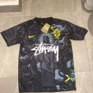 Svart Brasil Stüssy x Nike fotbollströja - Fett fotbolls tröja med STÜSSY på magen. Helt nytt skick och aldrig använt då den var för stor för mig🤙🏼 hör av för funderingar