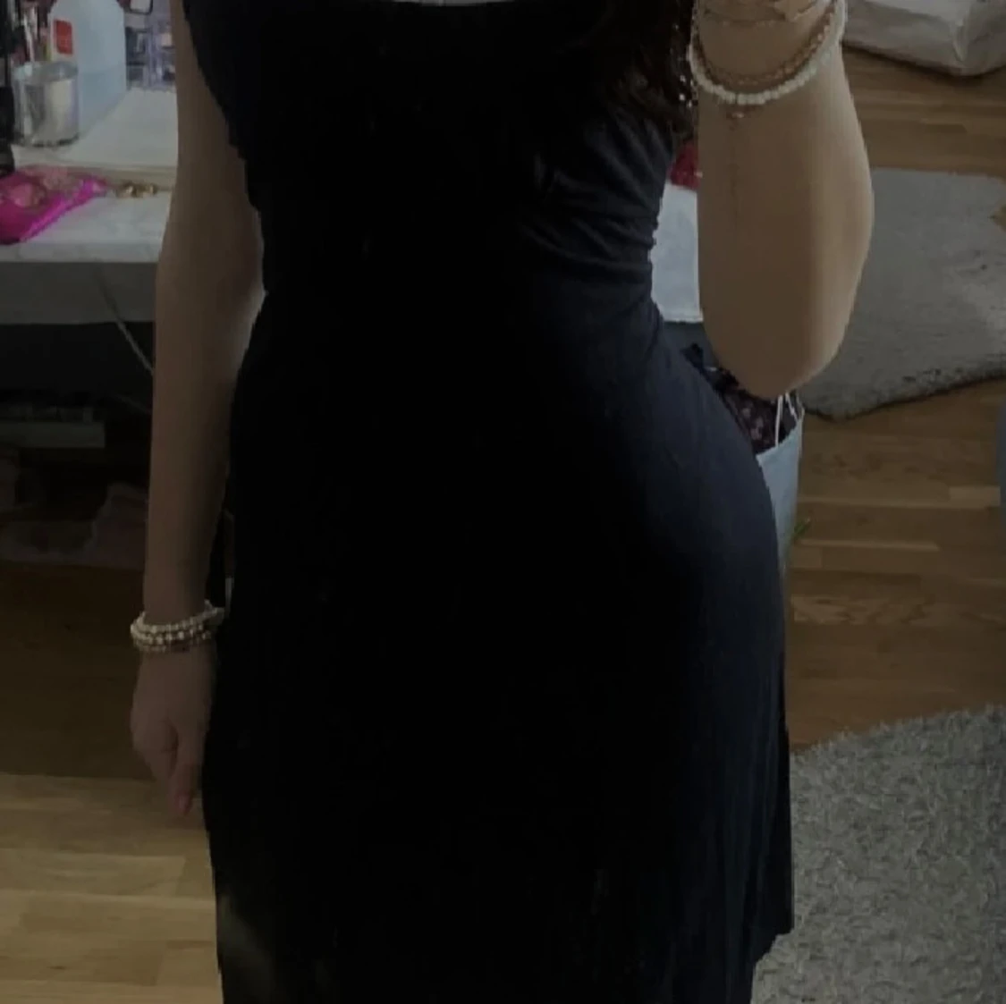 Svart asymmetrisk klänning med nitar