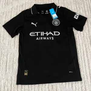 Manchester City T-Shirt ”Haaland” - Tjena! Säljer nu min Manchester City tröja. Skicket på tröjan är 9/10. Den är stolek S. Priset kan diskuteras👍. Vid fler frågor/bilder är det bara att höra av sig 👍👍