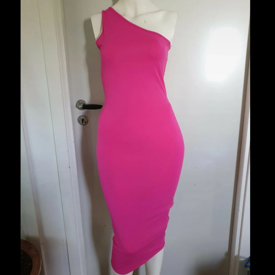 Rosa one shoulder långklänning