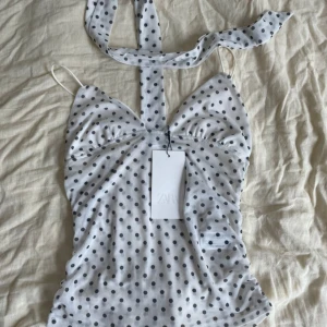 Prickig vit halterneck topp från Zara - Vit topp från Zara!💞