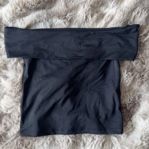 Svart offshoulder topp från Str Teen - Snygg svart offshoulder topp från Str Teen i storlek S. Toppen är croppad. Tillverkad i mjukt och stretchigt material, används ej längre