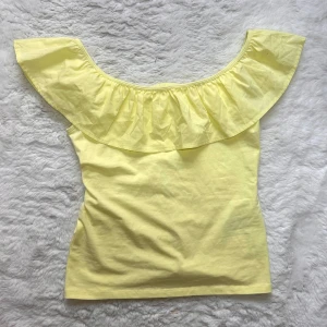 Off shoulder topp med volanger  - Från holly&whyte/lindex. Storlek s. För referens är jag en xs-en mindre s. Köp sker via köp nu, jag postar inom 24h. Kvar tills markerad såld 