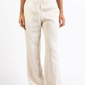 Linnebyxor i beige och svart - Säljer mina oanvända linnebyxor som inte används😊 Du får 2 på köpet för 300kr.