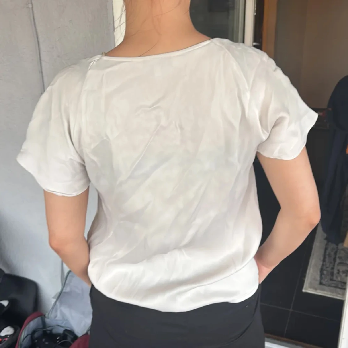 Vit blus med snörning och volanger - 3