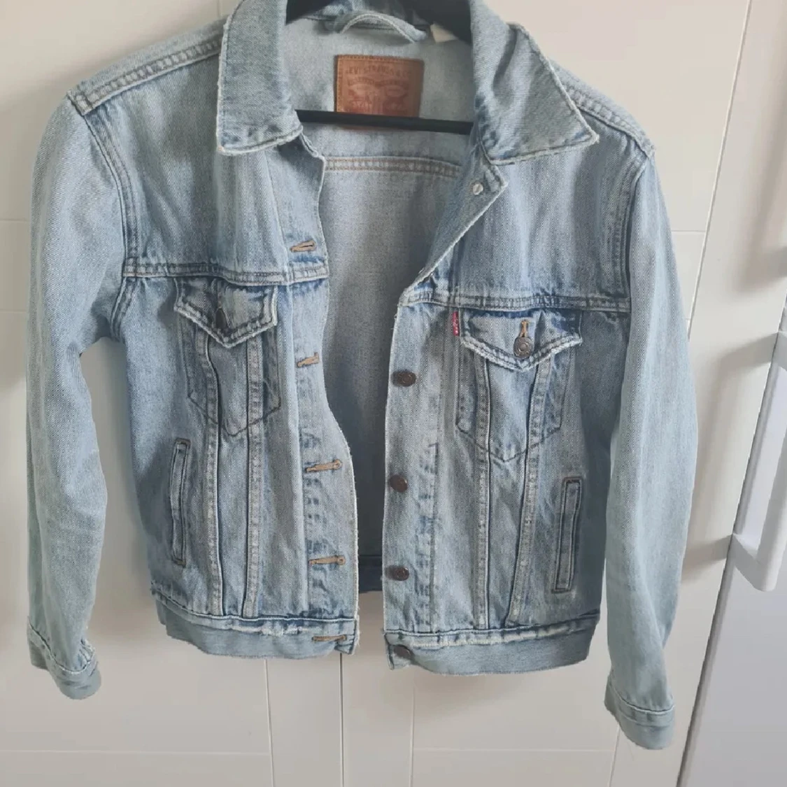 Vit jeansjacka från Levi's XS