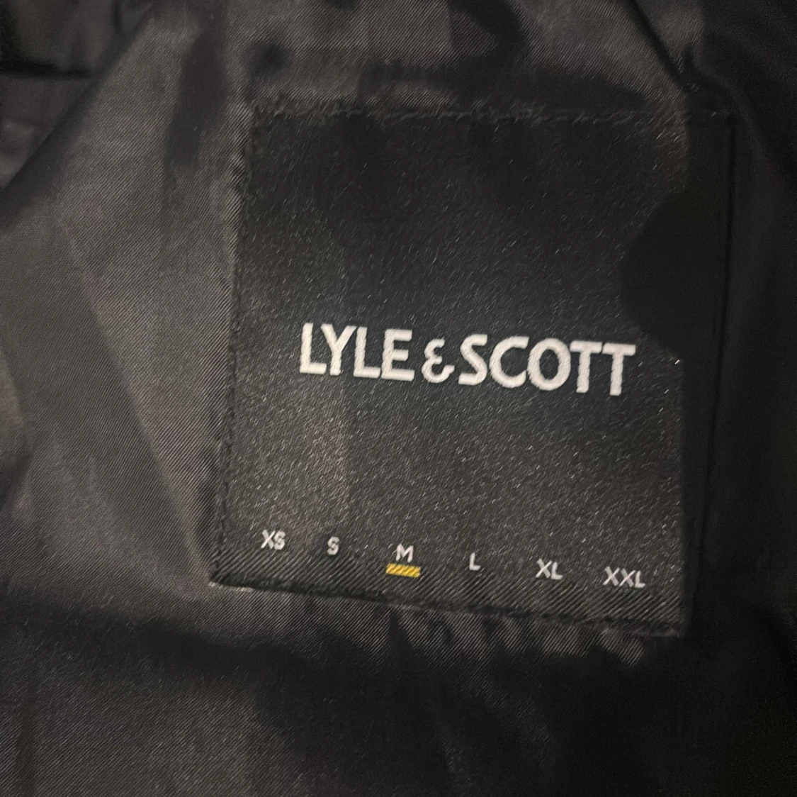 Svart pufferjacka från Lyle & Scott - 3