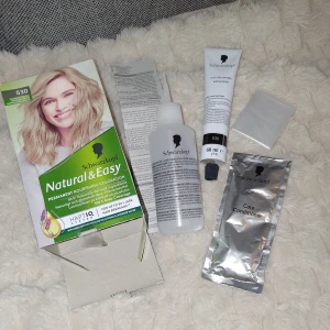 Hårfärg - Hårfärg från Schwarzkopf i nyansen 530, Natural & Easy. Innehåller färgkräm, utvecklare, vårdande balsam och instruktioner. Färgen ger en naturlig blond ton med näringsgivande ingredienser som olivolja och lavendelvatten. Helt nytt