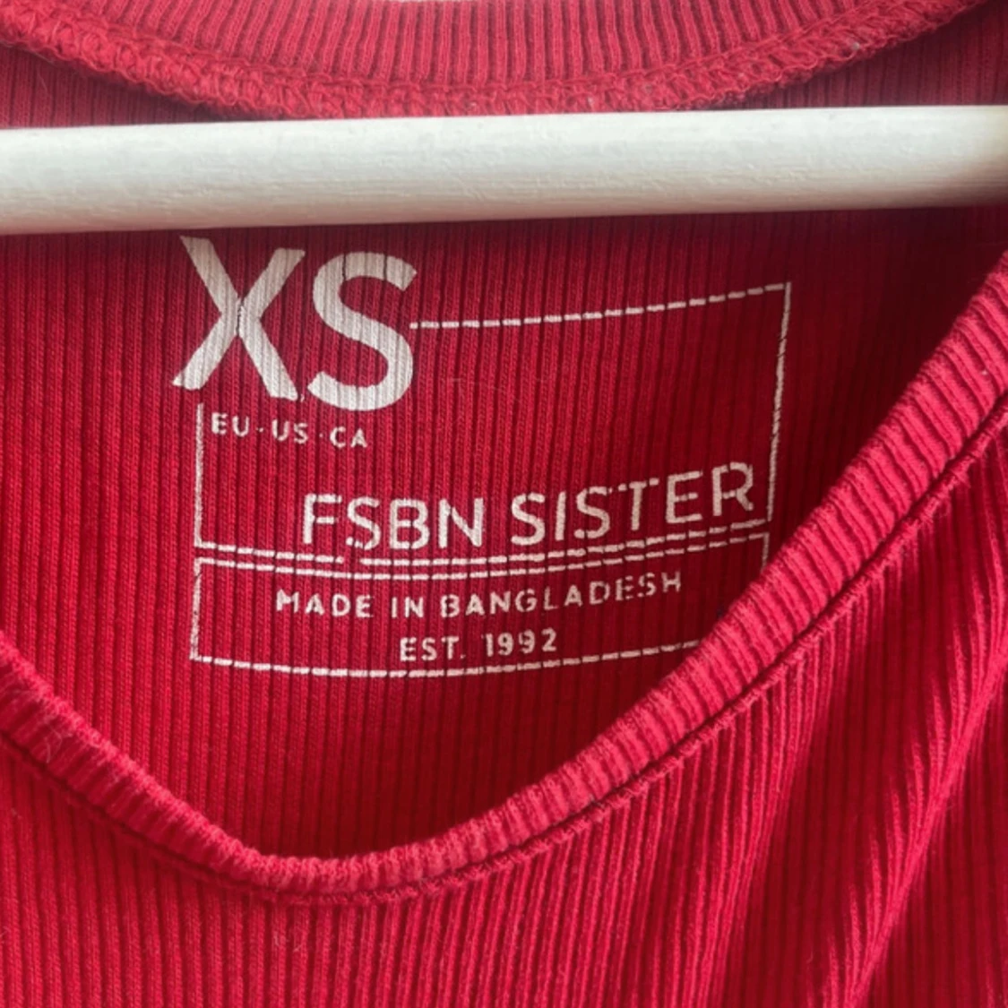 Röd croppad topp från FSBN Sister - 2