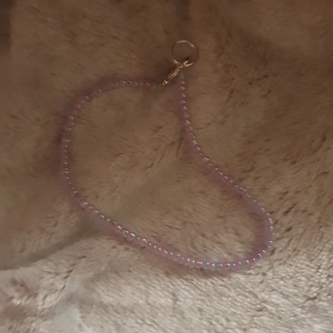 Blått och rosa pärlarmband med metallspänne