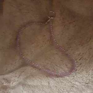 Blått och rosa pärlarmband med metallspänne - Säljer ett sött armband med små rosa och blå pärlor och ett enkelt metallspänne. Armbandet har en tunn och smidig design som gör det lätt att bära varje dag. Perfekt för dig som gillar diskreta och färgglada accessoarer.