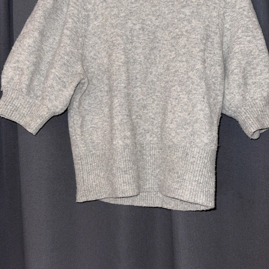 Grå stickad tröja med puffärm
