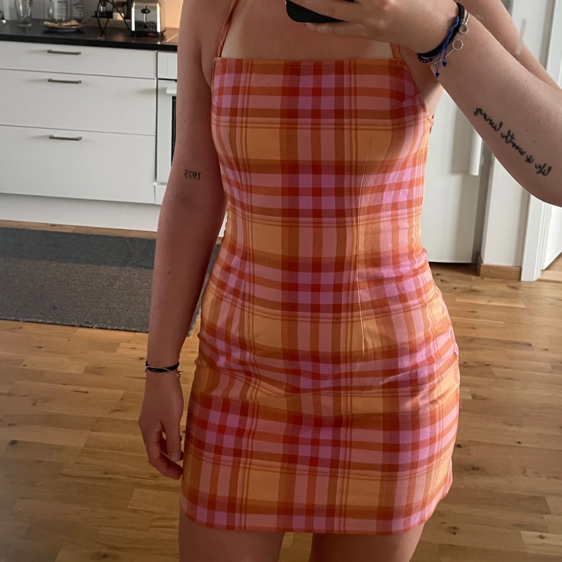 Rutig orange och rosa kortklänning