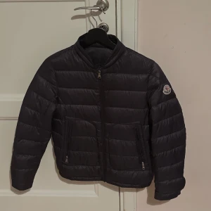Moncler Acorus - En äkta moncler som faktiskt håller dig varm, perfekta alternativet för en väst. Backtoschoolplagg🏫💫 Skick 8/10✅ Storlek 152/12y✅ Nypris 6500 vårt pris 1799✅