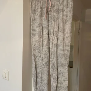 Grå mönstrade mjukisbyxor H&M XS - Säljer ett par grå mjukisbyxor från H&M i storlek XS. 