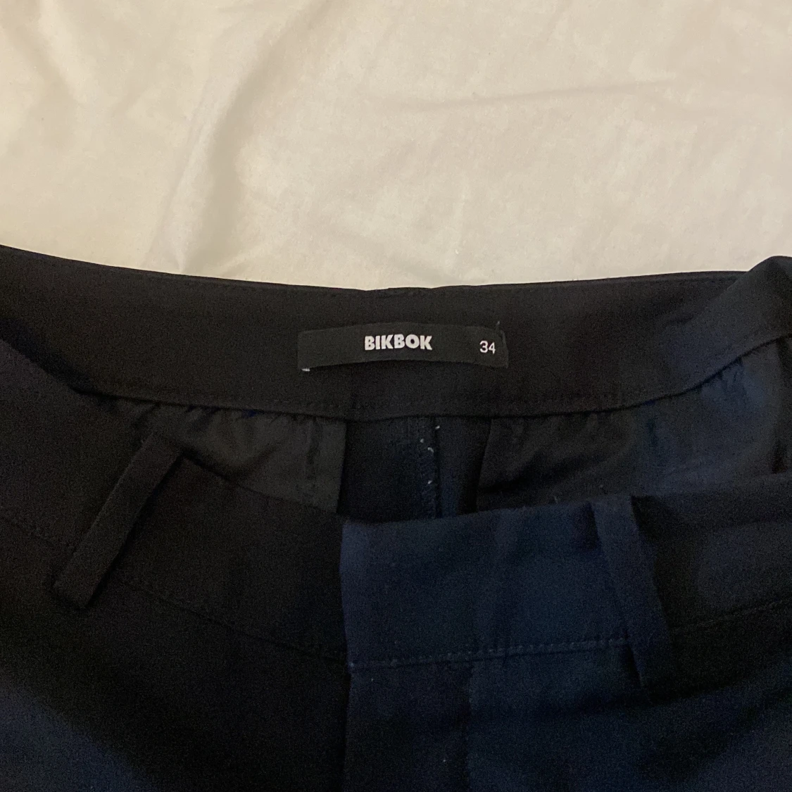 Svarta kostymbyxor med slits från BikBok - 2