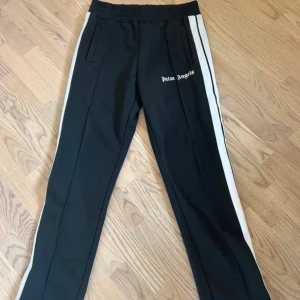 Palm Angels svarta trackpants M - Säljer nu mina Svarta trackpants från Palm Angels i storlek M i fint skick. Dom är såklart äkta! För fler frågor är det bara att skriva!