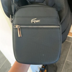 Lackost väska  - En fin lackost väska till killar. Köpte den för 4 dagar sedan men gillar den inte så mycket 