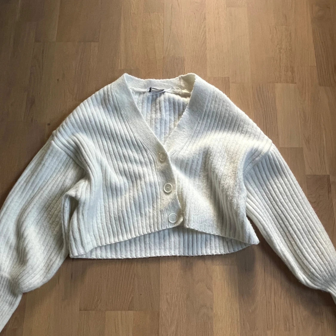 Vit croppad kofta från Gina Tricot - 1