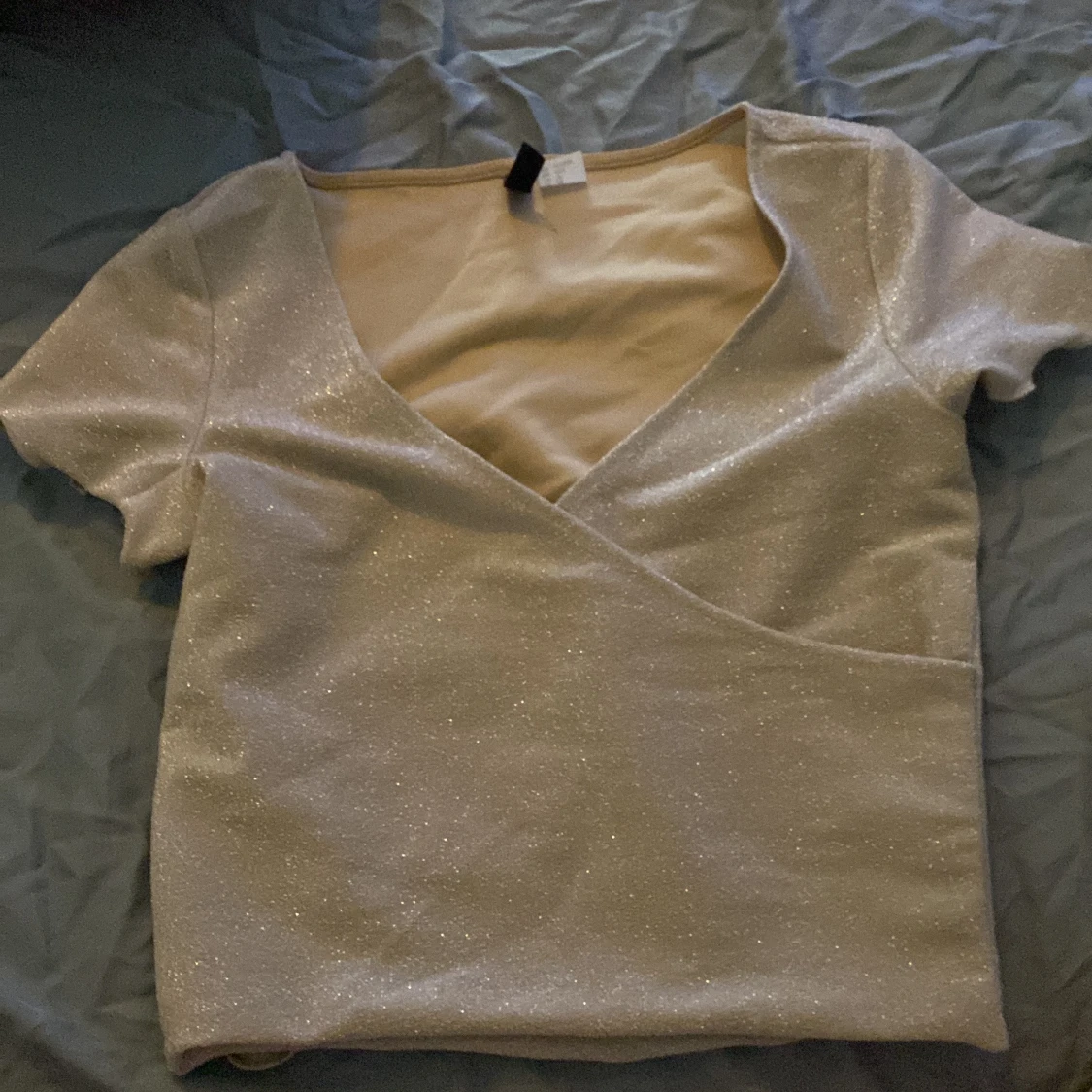 Glittrig omlottopp från H&M Divided XS