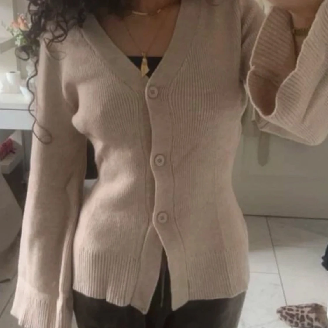 Beige ribbad kofta med v-ringning - 2