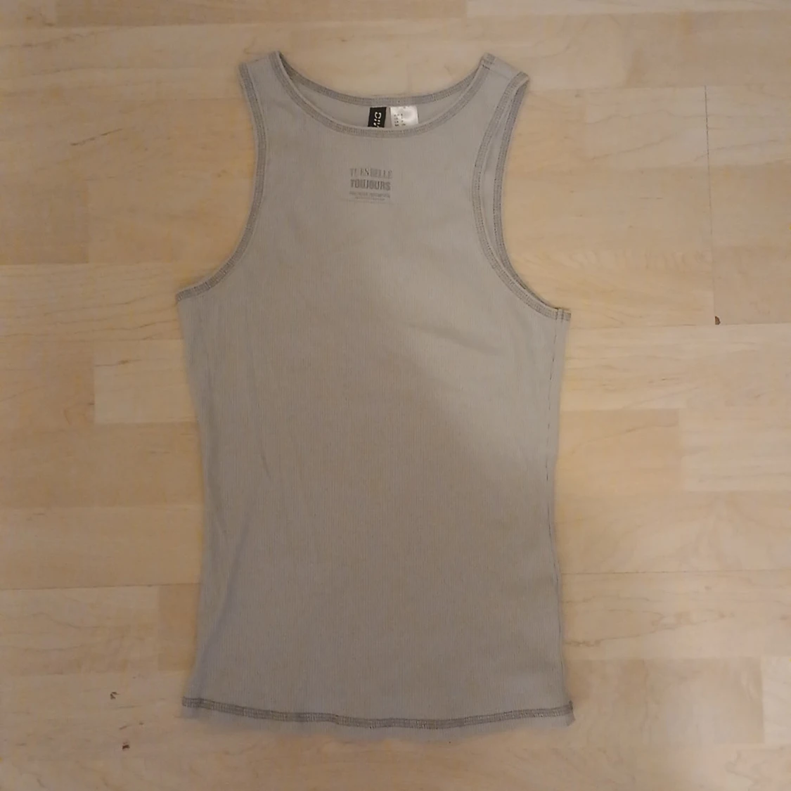 Ljusgrå ribbad linnetopp