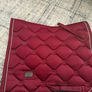 Es schabrak - Säljes ES vinrött dressyrschabrak Strl Full  Färg Bordeaux Originalpris 899kr Mitt pris 550kr, vid snabb affär kan pris diskuteras. Använt fåtal gånger, bra kvalité (lite svart märke från sadelgjorden men inget man tänker på) 🌸