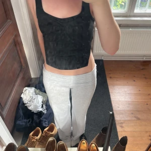 Svart croppad linnetopp med breda axelband - Säljer denna jättefina svarta tröja (crop top), i storlek xs!! Priset kan såklart diskuteras 🥰🥰