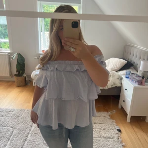 Ljusblå offshoulder volangtop - Superfin ljusblå volang topp✨🌸