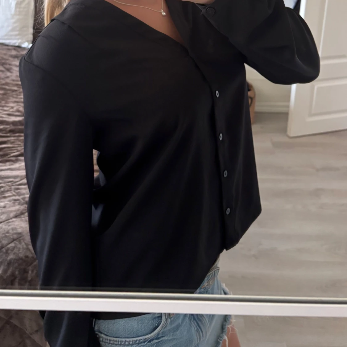 Svart v-ringad skjorta med knappar - 1