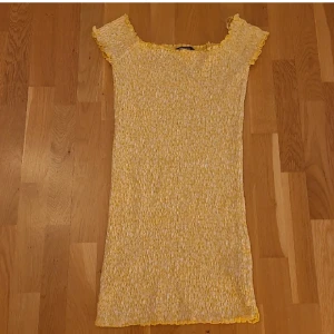 Klänning - Ribbad off shoulder klänning från Gina Tricot i storlek S. Knappt använd. Finns även i helsvart. 