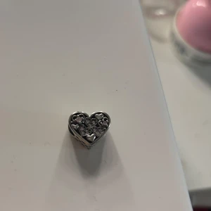 Liknade pandora berlock  - Säljer en söt hjärtformad berlock i silver 