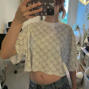 Hello Kitty crop-top loose fit - Jättesöt croppad topp från H&M med Hello Kitty-mönster. Loose passform. Helt ny med prislapp 