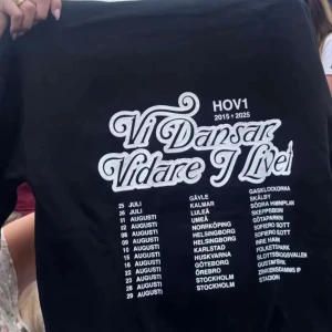 Svart Hov1 hoodie med turnétryck 2025 - SÖKER!!! Har verkligen letat överallt efter en hov1 hoodie i storlek S men hittar ingen som säljer, så om du säljer en sånhär hoodie kontakta mig, så kan vi snacka pris osv! Kan absolut betala mer än det du köpte den för!❣️❣️