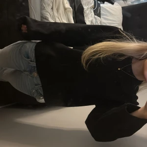 Svart stickad tröja - aldrig använd 