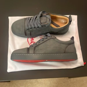 Louboutins skor  - Tja! Säljer dessa sjukt feta loubs. Aldirg använda skick 10/10. Köptes på plick för 1800 säljs 1450, storlek 39. Dustbag till kommer vid köp, ingen box! Kom gärna pm för mer info/bilder! 😀