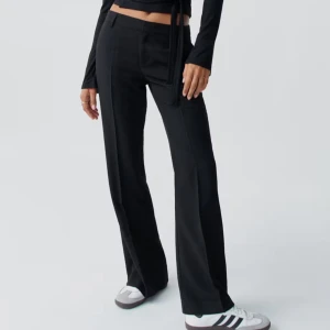 Svarta bootcut kostymbyxor från Gina Tricot - svarta lågmidjad bootcut kostymbyxor från Gina Tricot i storlek 36. Materialet är mjukt och har en lätt stretch som gör dem bekväma att bära. Helt nya aldrig använt💛