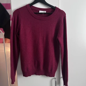 Röd tröja - Röd stickad tröja från Vila som aldrig är använd❣️perfekt nu till hösten. Oanvänd köpte för 300