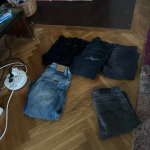 Mix av jeans i olika färger - Säljer ett gäng snygga jeans i olika tvättar och färger, från ljusblå till mörkgrå och svart. Alla har klassisk femficksdesign och raka eller något smalare ben. Perfekt för dig som vill ha flera stilar att välja mellan. Märken som syns är bland annat Replay.