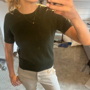 Stickad kortärmad - Jättesnygg kortärmad och stickad tröja från united colors of benetton, köpt på selot i nyskick. Använd av mig få gånger❤️Perfekt till hösten!! Lappen bortklippt men i superfint material som inte nopprar