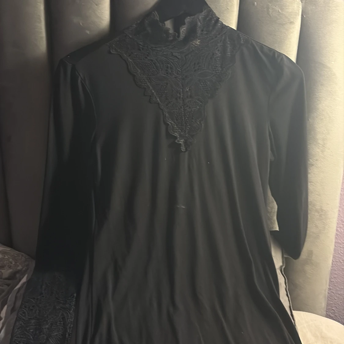 Svart spetsklänning från Soyaconcept